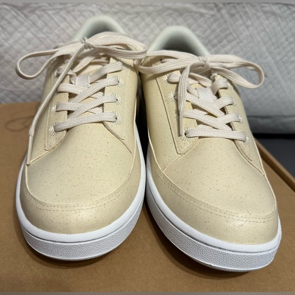 Allbirds NIB Limited Edition Vegan Plant Leather Sneakers in Natural White - Picture 2 of 9